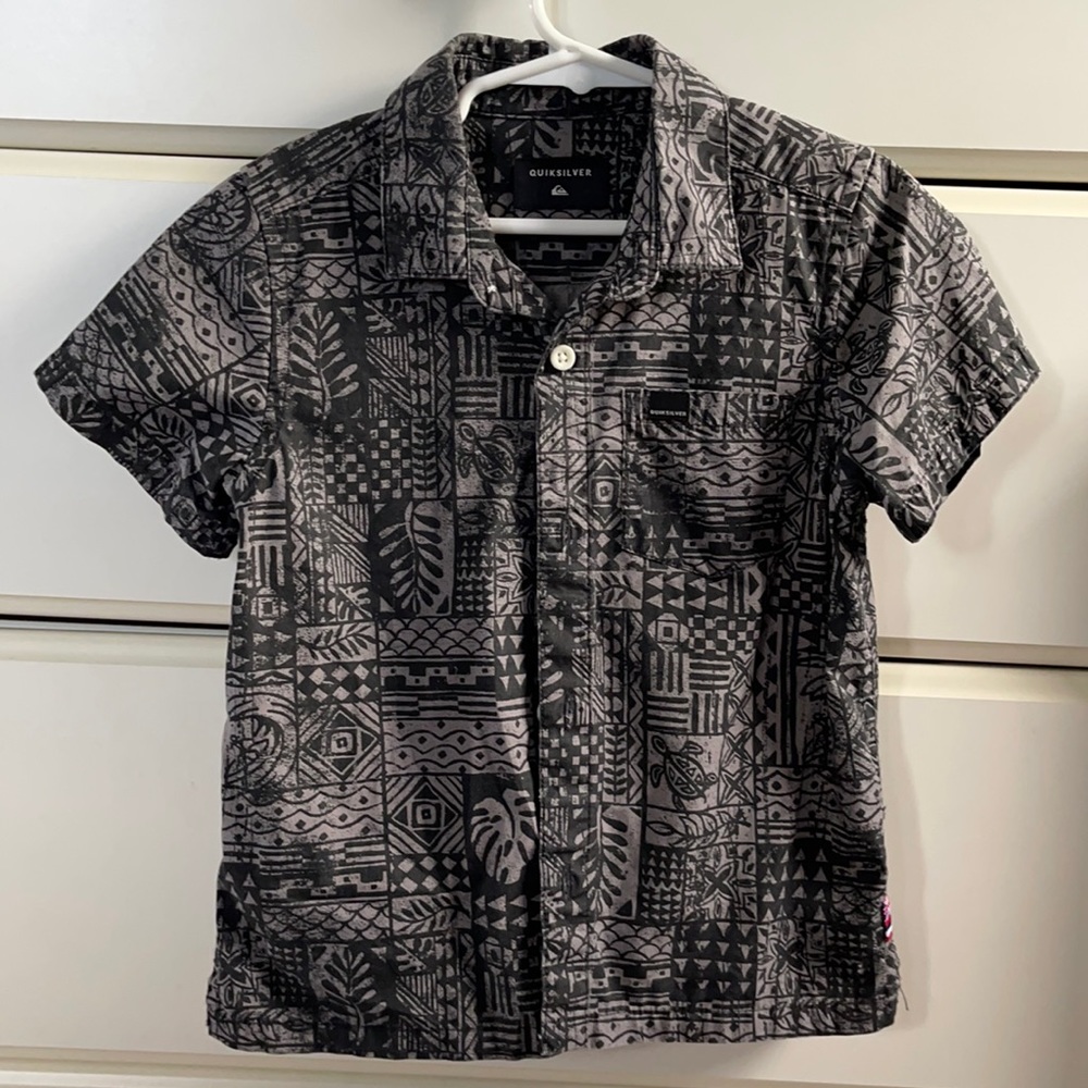 LIKE NEW BOYS QUIKSILVER S/S BUTTON DOWN SHIRT, SM